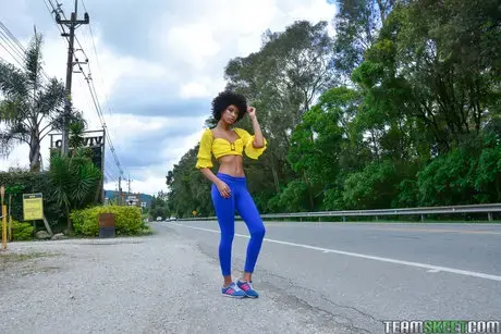 Janeth Black, die schlanke Latina mit Afro, bekommt ihren Arsch geölt und ihre Muschi durchgefickt