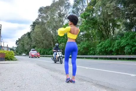 Janeth Black, die schlanke Latina mit Afro, bekommt ihren Arsch geölt und ihre Muschi durchgefickt