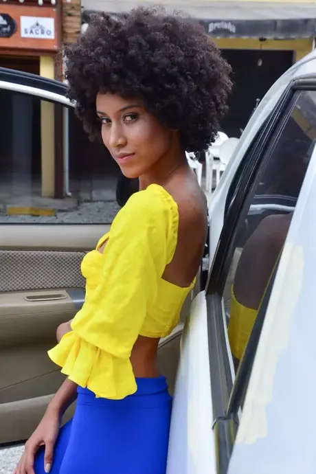 Janeth Black, die schlanke Latina mit Afro, bekommt ihren Arsch geölt und ihre Muschi durchgefickt