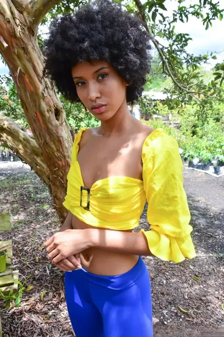 Janeth Black, die schlanke Latina mit Afro, bekommt ihren Arsch geölt und ihre Muschi durchgefickt