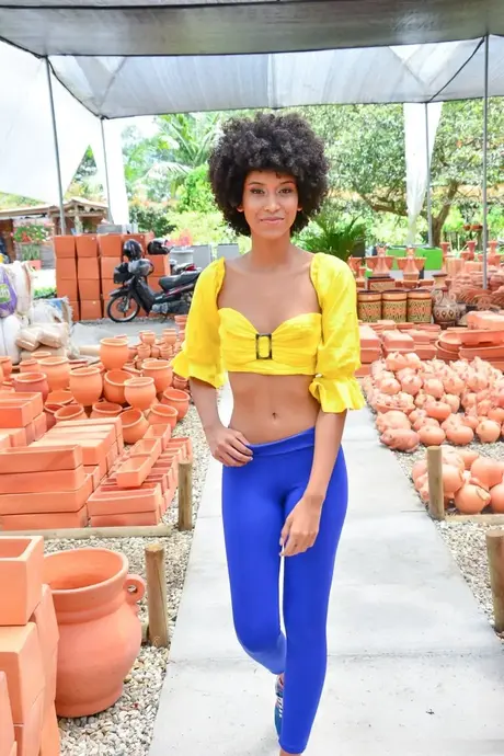 Janeth Black, die schlanke Latina mit Afro, bekommt ihren Arsch geölt und ihre Muschi durchgefickt