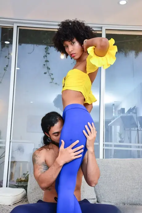 Janeth Black, die schlanke Latina mit Afro, bekommt ihren Arsch geölt und ihre Muschi durchgefickt
