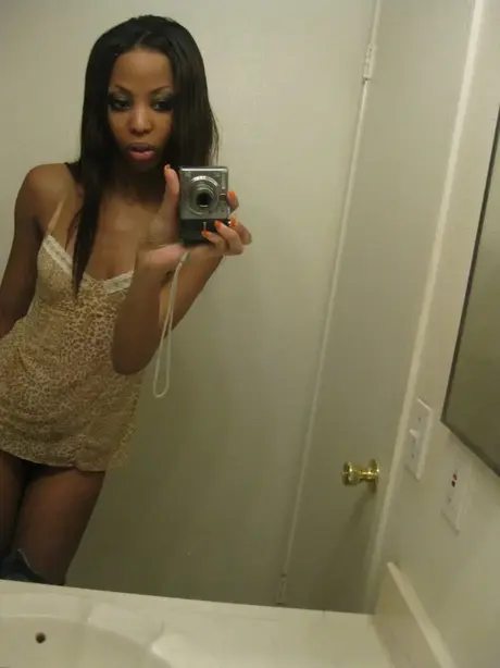 Jazmine, eine süße Ebenholz-Schönheit, zieht sich aus und macht Selfies, während sie ihre gepiercte Muschi reibt