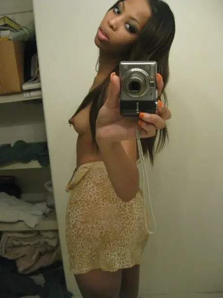 Jazmine, eine süße Ebenholz-Schönheit, zieht sich aus und macht Selfies, während sie ihre gepiercte Muschi reibt