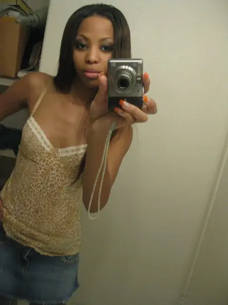 Jazmine, eine süße Ebenholz-Schönheit, zieht sich aus und macht Selfies, während sie ihre gepiercte Muschi reibt