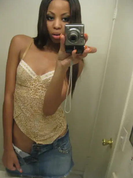 Jazmine, eine süße Ebenholz-Schönheit, zieht sich aus und macht Selfies, während sie ihre gepiercte Muschi reibt
