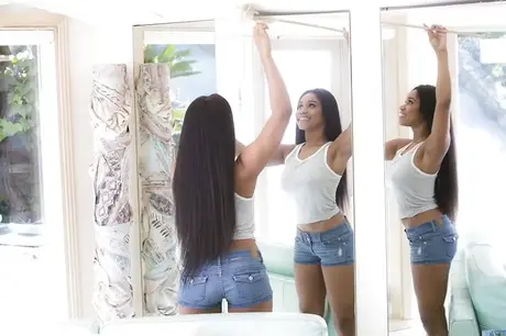 Jenna Fox, oblečená ebenová kráska, odhaluje svá velká prsa porno hvězdy v šortkách
