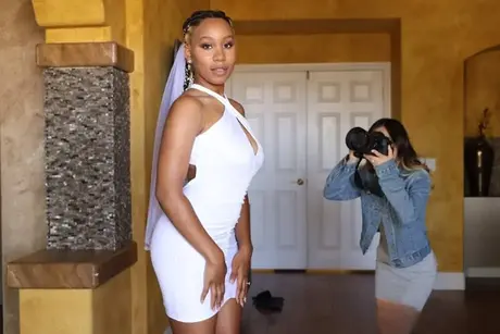 Jenna Foxx och Lulu Chu njuter av leksaker tillsammans på en säng