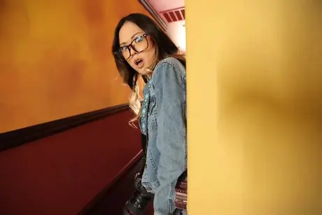 Jenna Foxx och Lulu Chu njuter av leksaker tillsammans på en säng