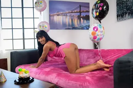 Jenna FoxxとSonia Harcourtがインター人種レズビアンセックスで祝う