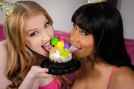 Jenna FoxxとSonia Harcourtがインター人種レズビアンセックスで祝う