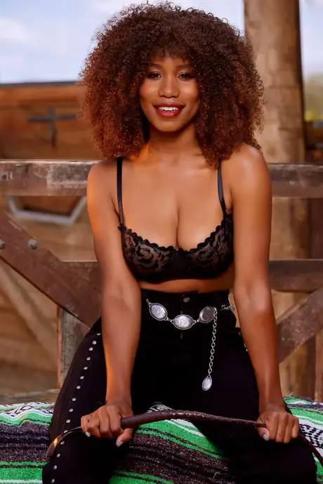 Jenna Foxx mostra le sue grandi tette e la sua fica rasata alla fattoria