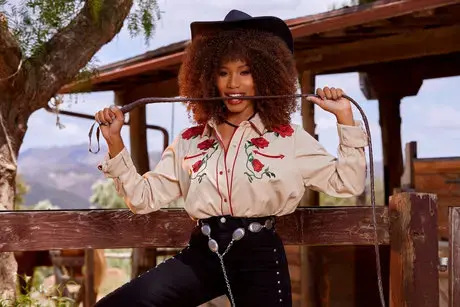 Jenna Foxx mostra le sue grandi tette e la sua fica rasata alla fattoria
