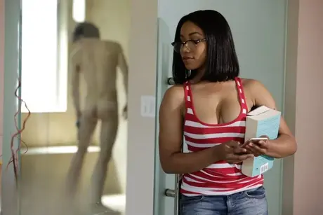 Jenna Foxx, la nerd ebano, riceve una sborrata che finisce sui suoi occhiali dopo aver cavalcato un cazzo