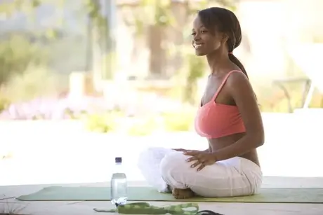 Jezabel Vessir bloter sine store bryster under en yogasession