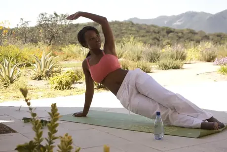 Jezabel Vessir bloter sine store bryster under en yogasession