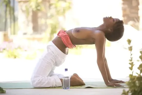 Jezabel Vessir bloter sine store bryster under en yogasession