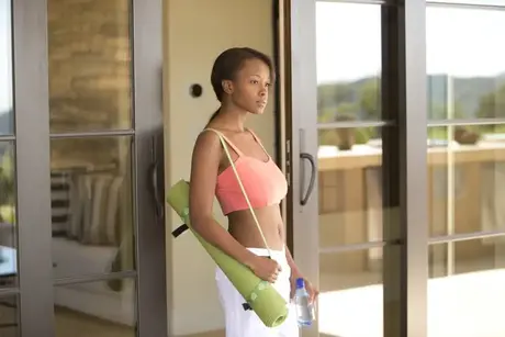 Jezabel Vessir bloter sine store bryster under en yogasession