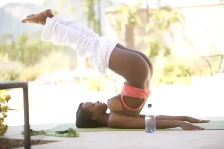Jezabel Vessir bloter sine store bryster under en yogasession