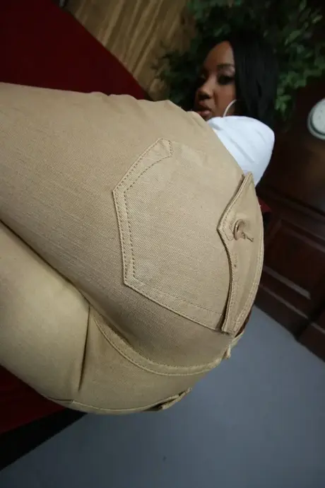 Kapri Styles si svléká džíny a odhaluje své křivky černého zadečku