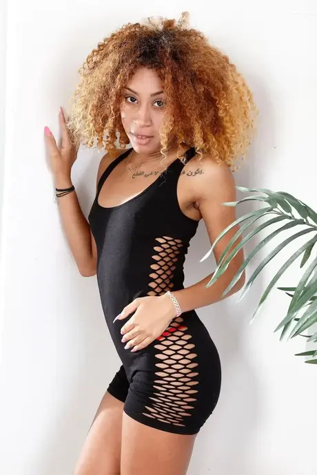 Kendall Woods, adolescente ebony, allarga la sua figa rosa con le dita in tacchi