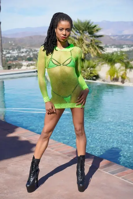 Kira Noir POV orální sex končící faciálem