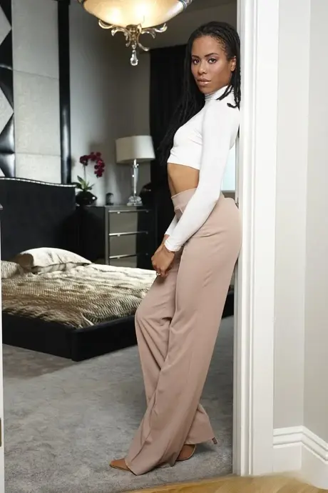 Kira Noir, ebenová kráska, odhaluje svou štíhlou postavu a černou kundu v žhavém striptýzu