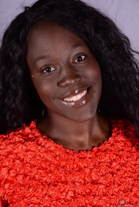 London Blaq, una deliziosa adolescente ebano, mostra le sue grandi tette e i suoi buchi color cioccolato