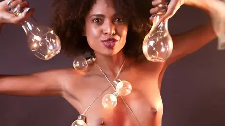 Luna Corazonがオーラルセックスをしながら服を脱ぐ