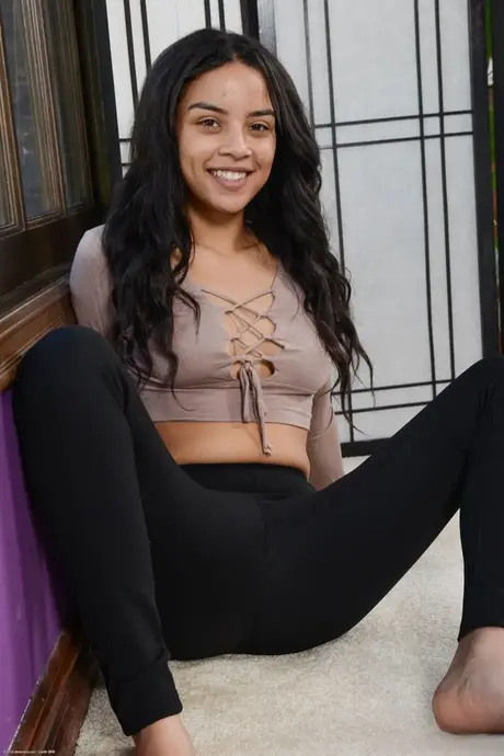 Maya Bijou posa desnuda en el suelo, presumiendo de su hermoso trasero
