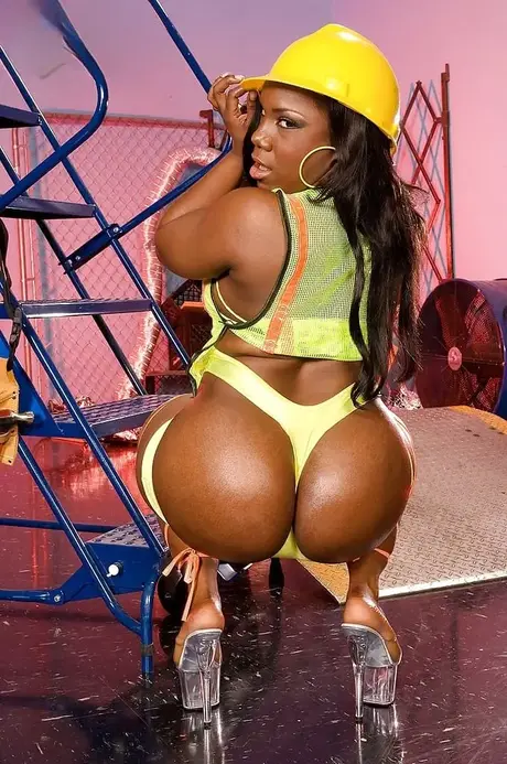 Morgan Cummings, la diva ebony dalle curve generose, si diletta in una masturbazione anale in solitaria