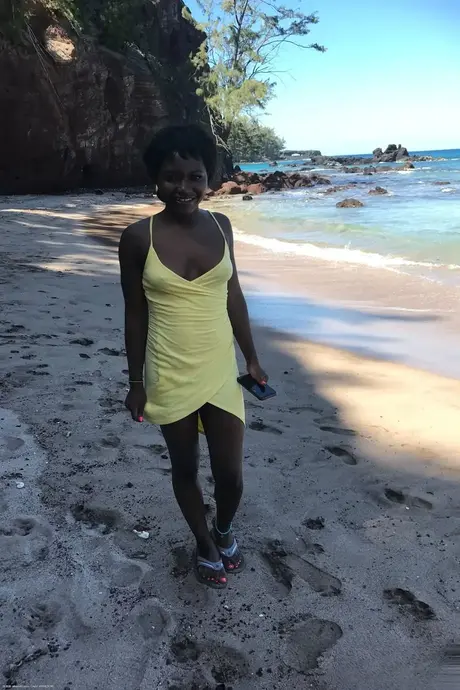 Noemie Bilas sólo: odhaluje prsa a intimní partie