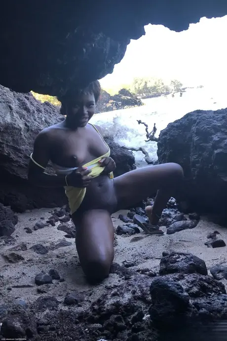 Noemie Bilas sólo: odhaluje prsa a intimní partie