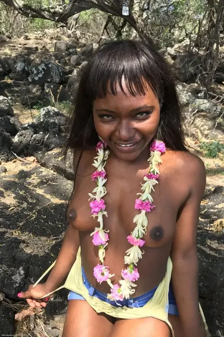 Noemie Bilas sólo: odhaluje prsa a intimní partie