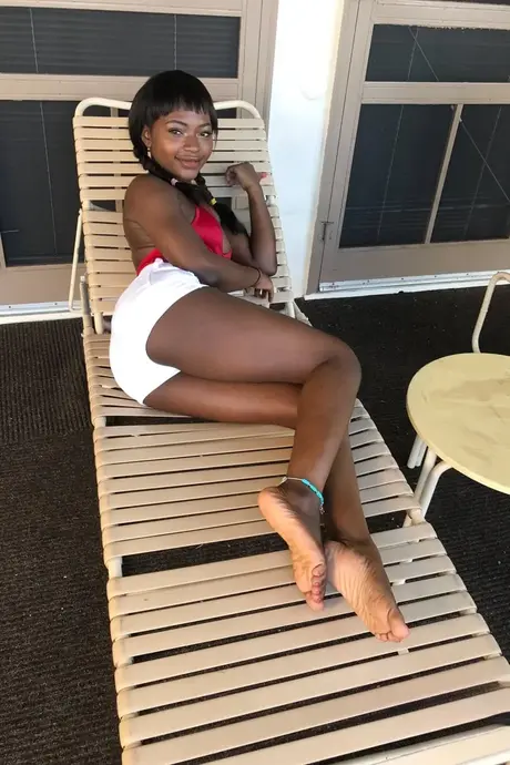 Noemie Bilas, den søde ebony-kæreste, klæder sig af og poserer i sin feriekompilation