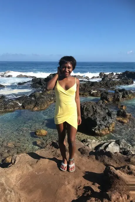 Noemie Bilas, den søde ebony-kæreste, klæder sig af og poserer i sin feriekompilation