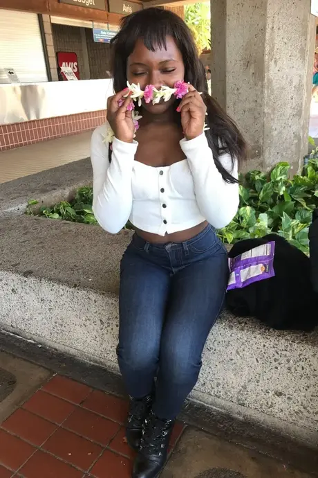Noemie Bilas, den søde ebony-kæreste, klæder sig af og poserer i sin feriekompilation