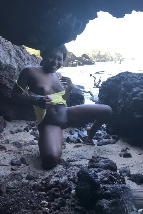 Noemie Bilas, den søde ebony-kæreste, klæder sig af og poserer i sin feriekompilation
