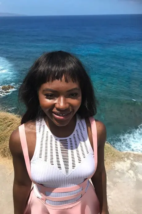 Noemie Bilas, den søde ebony-kæreste, klæder sig af og poserer i sin feriekompilation