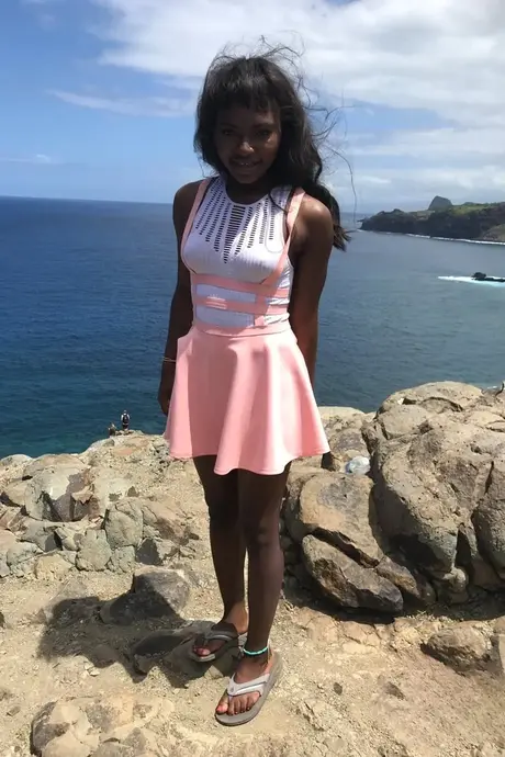 Noemie Bilas, den søde ebony-kæreste, klæder sig af og poserer i sin feriekompilation