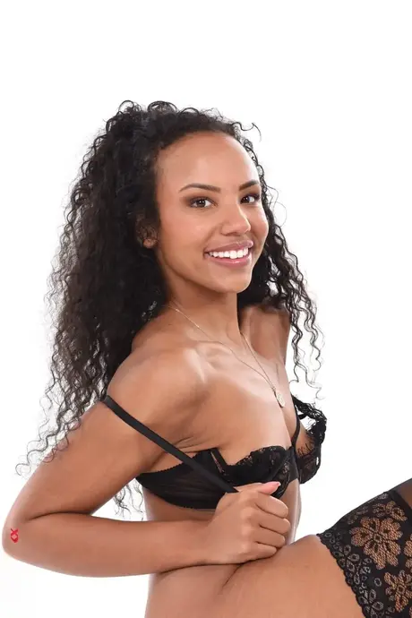 Romy Indy, una mujer negra, lame un juguete sexual y luego lo inserta en su vagina