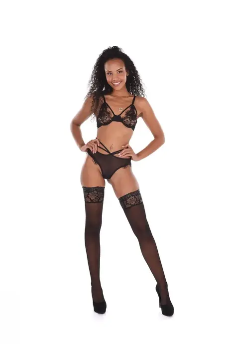Romy Indy, une femme noire, lèche un jouet sexuel puis l'insère dans son vagin