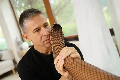 Romy Indy le da un masaje con los pies a una vara blanca y luego la cabalga