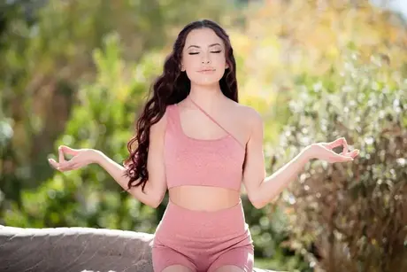 Sabina Rouge und Chanell Heart präsentieren abwechselnd Sommeroutfits im Freien