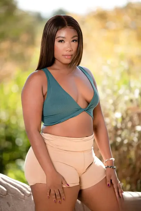 Sabina Rouge und Chanell Heart präsentieren abwechselnd Sommeroutfits im Freien