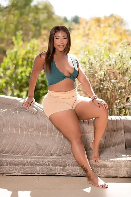 Sabina Rouge und Chanell Heart präsentieren abwechselnd Sommeroutfits im Freien