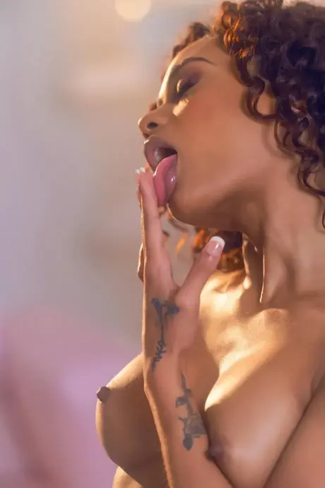 Scarlit Scandal, die Schönheit mit den Locken, neckt mit ihrem Dildo in sexy Dessous