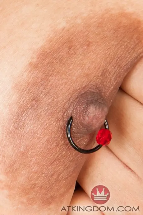 Sofie Taylor, a MILF gostosa com um bundão, mostra sua boceta peluda de perto