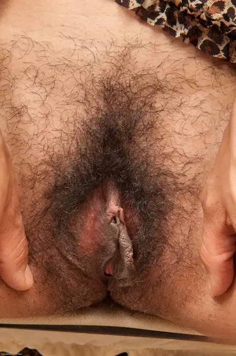Sofie Taylor, a MILF gostosa com um bundão, mostra sua boceta peluda de perto