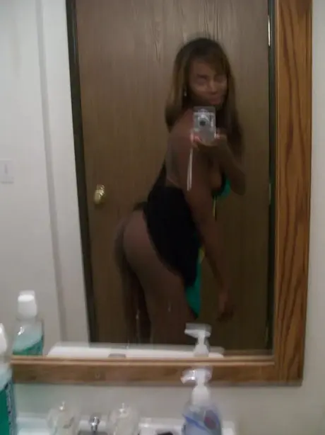 Sessione in solitaria con la sexy adolescente ebano Tritina che mostra le sue tette naturali e il suo grande sedere nero